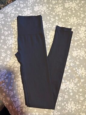 SKIMS LEGGINGS size xs super soft
NWOT